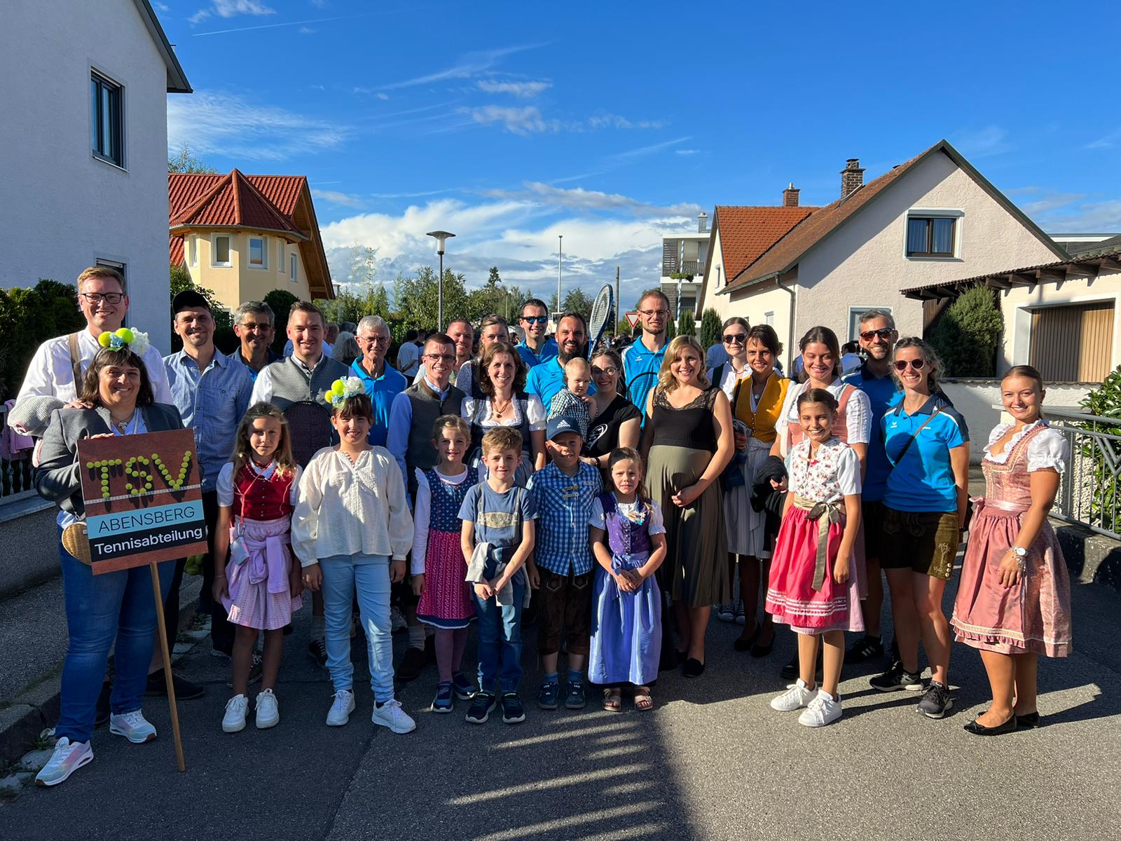 Mitglieder der Tennisabteilung beim Gillamoos-Auszug